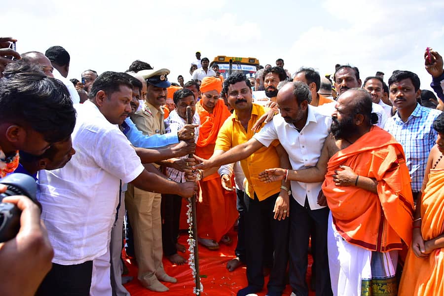 ಕೊಪ್ಪಳ ತಾಲ್ಲೂಕಿನ ಗಿಣಗೇರಾ ಕೆರೆ ಸ್ವಚ್ಛತಾ ಕಾರ್ಯಕ್ಕೆ ಭಾನುವಾರ ಗವಿಮಠದ ಅಭಿನವ ಗವಿಸಿದ್ಧೇಶ್ವರ ಸ್ವಾಮೀಜಿ ಭೂಮಿಪೂಜೆ ನೆರೆವೇರಿಸಿದರು