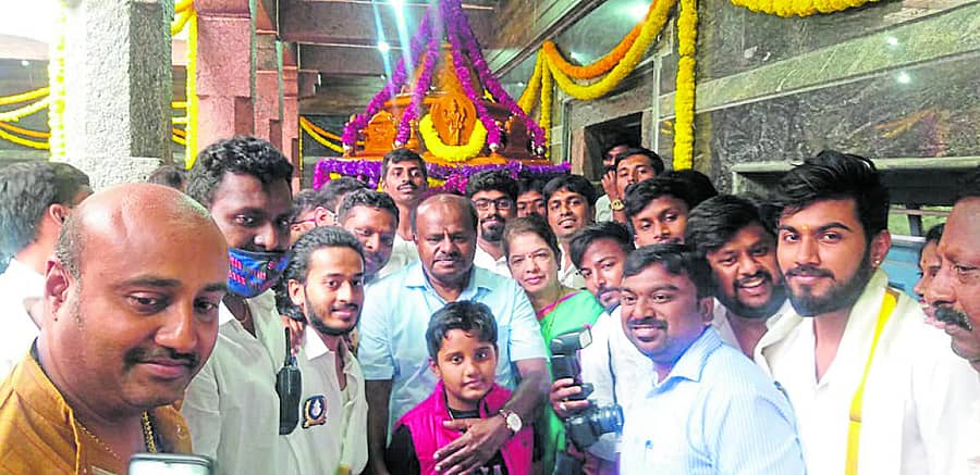 ಕನ್ಯಕಾ ಪರಮೇಶ್ವರಿ ದೇವಾಲಯದಲ್ಲಿ ರಥಕ್ಕೆ ಎಚ್‌.ಡಿ. ಕುಮಾರಸ್ವಾಮಿ ಚಾಲನೆ ನೀಡಿದರು