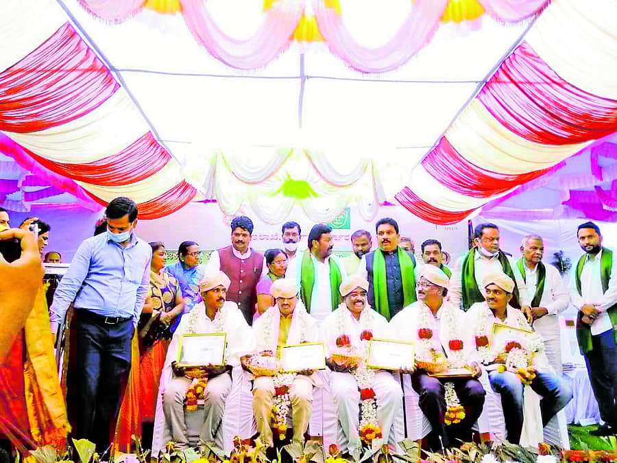 ಹುಮನಾಬಾದ್‌ ಚೆಕ್ ಪೋಸ್ಟ್‌ ಹತ್ತಿರದ ಸಮಗ್ರ ಶೀತಲ ಸರಪಳಿ ಘಟಕ ಉದ್ಘಾಟನೆ ಕಾರ್ಯಕ್ರಮದಲ್ಲಿ ಪ್ರಗತಿ ಪರ ರೈತರಾದ ವಿಠಲ ಪಂಚಾಳ ನಿರ್ಣಾ, ರೋಹಿತ್ ಜಾಧವ, ಸಿದ್ದಾರೆಡ್ಡಿ ಮುಸ್ತರಿವಾಡಿ, ಜಗನಾಥ ತಿರಲಾಪುರ್, ವಿಜಯಕುಮಾರ ಪಾಟೀಲ ಅವರನ್ನು ಸ್ಮಾನಿಸಲಾಯಿತು. ಕೃಷಿ ಸಚಿವ ಬಿ.ಸಿ.ಪಾಟೀಲ, ಶಾಸಕ ರಾಜಶೇಖರ ಪಾಟೀಲ, ವಿಧಾನ ಪರಿಷತ್ ಸದಸ್ಯ ಚಂದ್ರಶೇಖರ ಪಾಟೀಲ, ಸುಭಾಷ ಕಲ್ಲೂರ, ಅಭಿಷೇಕ ಪಾಟೀಲ, ಸೂರ್ಯಕಾಂತ ನಾಗಪಾರಪಳ್ಳಿ ಇದ್ದಾರೆ