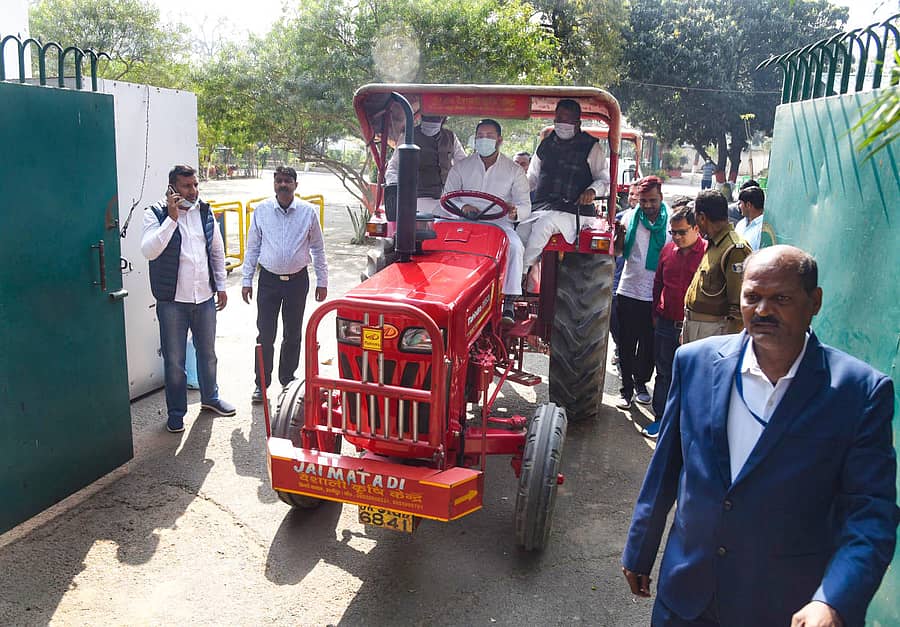 ಬಿಹಾರ ವಿಧಾನಸಭೆ ಬಜೆಟ್ ಅಧಿವೇಶನಕ್ಕೆ ಆರ್ಜೆಡಿ ನಾಯಕ ತೇಜಸ್ವಿ ಯಾದವ್ ಟ್ರ್ಯಾಕ್ಟರ್ನಲ್ಲಿ ಬಂದರು