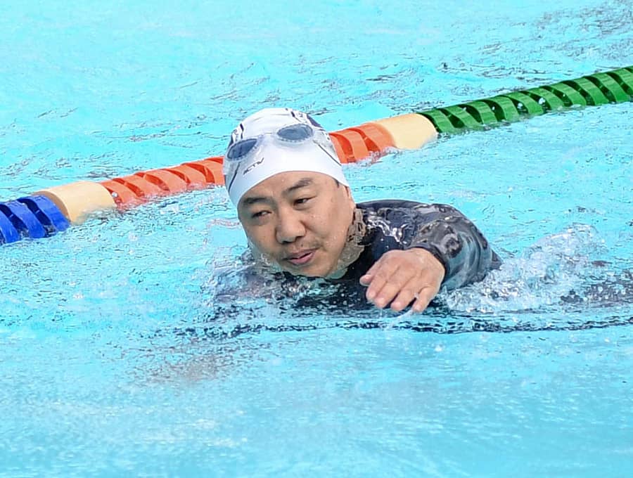 ಮಿನಿ ಟ್ರಯಥ್ಲಾನ್ ಮೂಲಕ ಸೋಮವಾರ ನಡೆದ ‘ಫಿಟ್ ಇಂಡಿಯಾಗಾಗಿ ಫಿಟ್ ಬೆಂಗಳೂರು’ ಕಾರ್ಯಕ್ರಮದಲ್ಲಿ ಕೇಂದ್ರ ಕ್ರೀಡಾ ಸಚಿವ ಕಿರಣ್ ರಿಜಿಜು ಬಸವನಗುಡಿ ಈಜು ಕೇಂದ್ರದಲ್ಲಿ ಈಜಿದರು. –ಪ್ರಜಾವಾಣಿ ಚಿತ್ರ