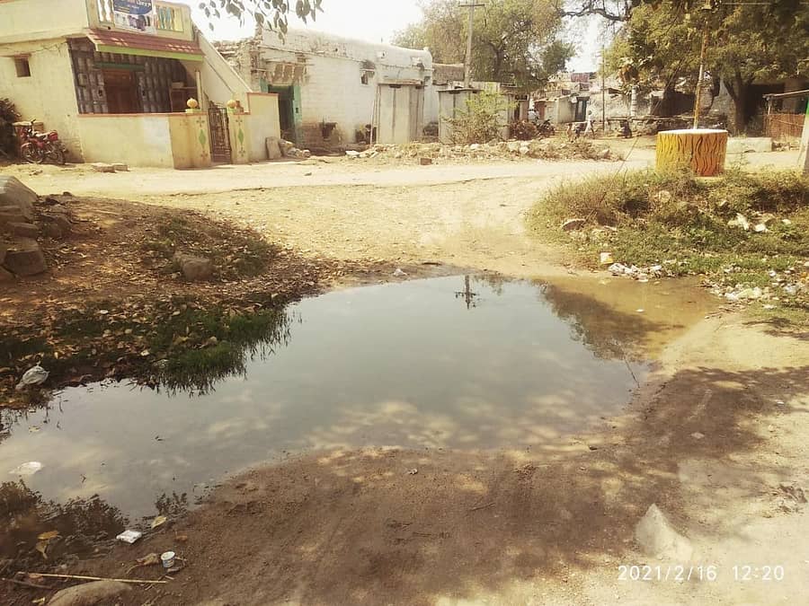 ಸುರಪುರ ತಾಲ್ಲೂಕಿನ ಚಿಕ್ಕನಳ್ಳಿ ಗ್ರಾಮದಲ್ಲಿ ಚರಂಡಿ ವ್ಯವಸ್ಥೆ ಸಮರ್ಪಕವಾಗಿಲ್ಲದಿರುವುದರಿಂದ ನೀರು ತೆಗ್ಗು ಪ್ರದೇಶದಲ್ಲಿ ಸಂಗ್ರಹವಾಗಿರುವುದು