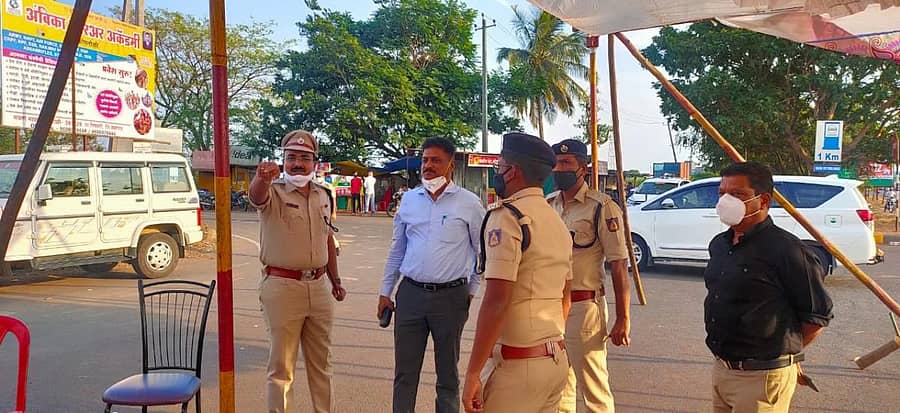ಕೊಗನೋಳಿ ಚೆಕ್ಪೋಸ್ಟ್ನಲ್ಲಿ ಕೈಗೊಂಡಿರುವ ಕ್ರಮಗಳನ್ನು ಜಿಲ್ಲಾಧಿಕಾರಿ ಎಂ.ಜಿ. ಹಿರೇಮಠ ಸೋಮವಾರ ಪರಿಶೀಲಿಸಿದರು
