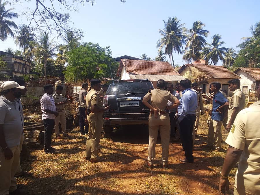 ಕಾಡುಕೋಣದ ಮಾಂಸ ಸಾಗಿಸುತ್ತಿದ್ದ ಕಾರನ್ನು ಪೊಲೀಸರು ಜಪ್ತಿ ಮಾಡಿರುವುದು