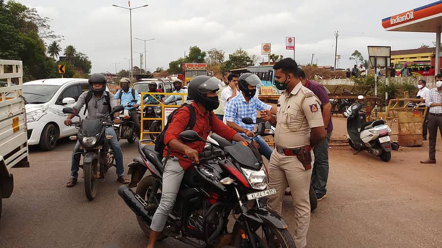 ತಲಪಾಡಿಯಲ್ಲಿ ಸೋಮವಾರ ಕೇರಳದಿಂದ ಮಂಗಳೂರಿಗೆ ಬರುವವರ ತಪಾಸಣೆ ನಡೆಸಲಾಯಿತು