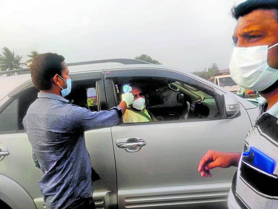 ಬೀದರ್ ಜಿಲ್ಲೆ ಬಸವಕಲ್ಯಾಣ ತಾಲ್ಲೂಕಿನ ಚಂಡಕಾಪುರ ಸಮೀಪ ಮಹಾರಾಷ್ಟ್ರದಿಂದ ಕಾರಿನಲ್ಲಿ ಬಂದ ವ್ಯಕ್ತಿಗಳನ್ನು ಆರೋಗ್ಯ ಇಲಾಖೆ ಸಿಬ್ಬಂದಿ ತಪಾಸಣೆ ನಡೆಸಿದರು