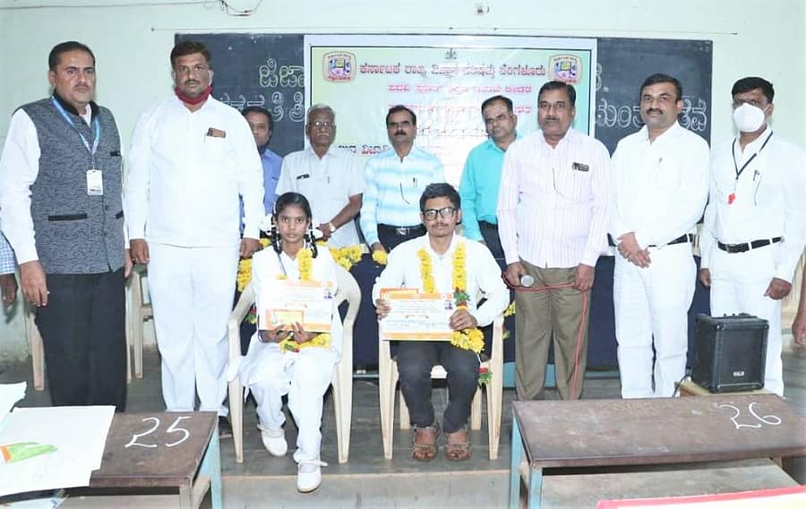 ಬೀದರ್ನಲ್ಲಿ ನಡೆದ ಜಿಲ್ಲಾ ಮಟ್ಟದ ಯುವ ವಿಜ್ಞಾನಿ ಸ್ಪರ್ಧೆಯಲ್ಲಿ ಪ್ರಥಮ ಹಾಗೂ ದ್ವಿತೀಯ ಸ್ಥಾನ ಗಳಿಸಿದ ಜೀಜಾಮಾತಾ ಕನ್ಯಾ ಪ್ರೌಢ ಶಾಲೆಯ ವಿದ್ಯಾರ್ಥಿನಿ ಪೂಜಾ ಮೊಗಲಪ್ಪ ಮತ್ತು ಕರ್ನಾಟಕ ಪಬ್ಲಿಕ್ ಸ್ಕೂಲ್ ವಿದ್ಯಾರ್ಥಿ ಚೇತನ್ ಅವರಿಗೆ ಪ್ರಶಸ್ತಿ ಪ್ರದಾನ ಮಾಡಲಾಯಿತು