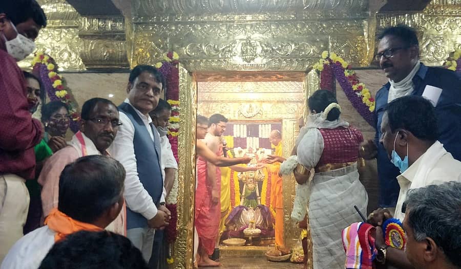 ಕನ್ಯಕಾ ಪರಮೇಶ್ವರಿ ದೇವಾಲಯಕ್ಕೆ ಜಿಲ್ಲಾ ಉಸ್ತುವಾರಿ ಸಚಿವ ಡಾ.ಸಿ.ಎನ್. ಅಶ್ವತ್ಥನಾರಾಯಣ ಭೇಟಿ ಕೊಟ್ಟು ಪೂಜೆ ಸಲ್ಲಿಸಿದರು. ಸಚ್ಚಿದಾನಂದ ಸರಸ್ವತಿ ಸ್ವಾಮೀಜಿ ಇದ್ದರು