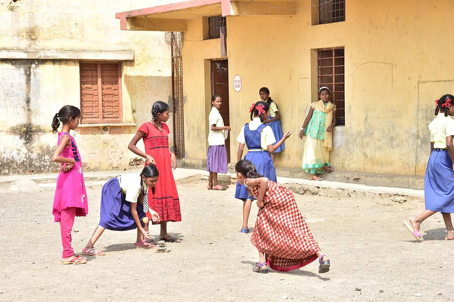 ಕಲಬುರ್ಗಿಯ ತಾರಪೈಲ್ ಬಡಾವಣೆಯಲ್ಲಿರುವ ಶಾಲೆ ಆವರಣದಲ್ಲಿ ಸೋಮವಾರ ಮಕ್ಕಳು ಆಟವಾಡಿದರು