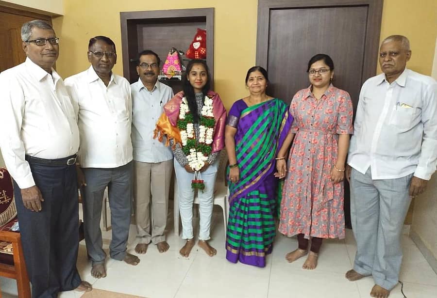 ಅಮೆರಿಕದ ‘ಯುನಿವರ್ಸಿಟಿ ಆಫ್ ಮೆರಿಲ್ಯಾಂಡ್ ಬಾಲ್ಟಿಮೋರ್'ನ ಜಾಗತಿಕ ರಾಯಭಾರಿಯಾಗಿ ಆಯ್ಕೆಯಾದ ಕೀರ್ತನಾ ಡಿ. ಕೋಳೆಕರ್ ಅವರನ್ನು ವಕೀಲರು ಬೀದರ್ನಲ್ಲಿ ಸನ್ಮಾನಿಸಿದರು