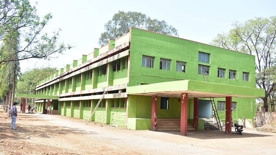 ಜಿಲ್ಲಾಧಿಕಾರಿ ತಾತ್ಕಾಲಿಕವಾಗಿ ಕೆಲಸ ನಿರ್ವಹಿಸಲು ಸಿದ್ಧವಾಗಿರುವ ಹೊಸಪೇಟೆಯ ಟಿಎಸ್ಪಿಗೆ ಸೇರಿದ ಕಚೇರಿ