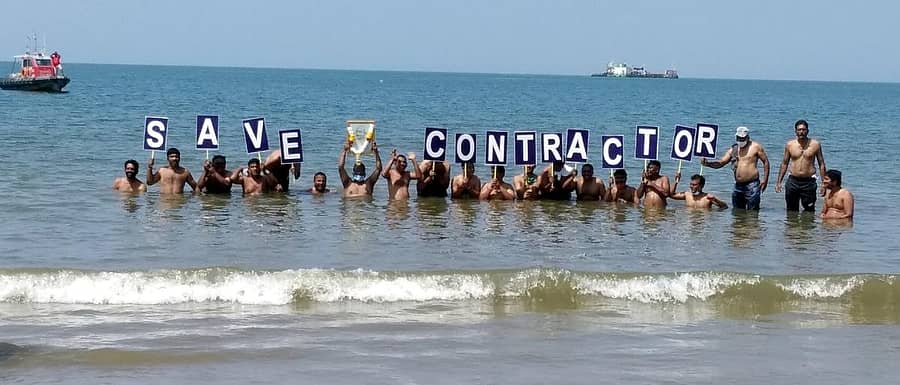 ವಿವಿಧ ಬೇಡಿಕೆಗಳ ಈಡೇರಿಕೆಗೆ ಒತ್ತಾಯಿಸಿ ಗುತ್ತಿಗೆದಾರರು ಕಾರವಾರದಲ್ಲಿ ಮಂಗಳವಾರ ರವೀಂದ್ರನಾಥ ಟ್ಯಾಗೋರ್ ಕಡಲತೀರದಲ್ಲಿ ನೀರಿಗಿಳಿದು, ಅರೆಬೆತ್ತಲೆ ಪ್ರತಿಭಟನೆ ಹಮ್ಮಿಕೊಂಡರು