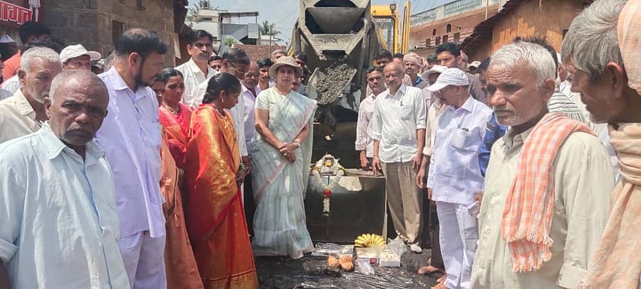 ಬೆಳಗಾವಿ ತಾಲ್ಲೂಕಿನ ಸಾವಗಾಂವ ಗ್ರಾಮದಲ್ಲಿ ಕಾಂಕ್ರೀಟ್ ರಸ್ತೆ ನಿರ್ಮಾಣ ಕಾಮಗಾರಿಗೆ ಶಾಸಕಿ ಲಕ್ಷ್ಮಿ ಹೆಬ್ಬಾಳಕರ ಚಾಲನೆ ನೀಡಿದರು