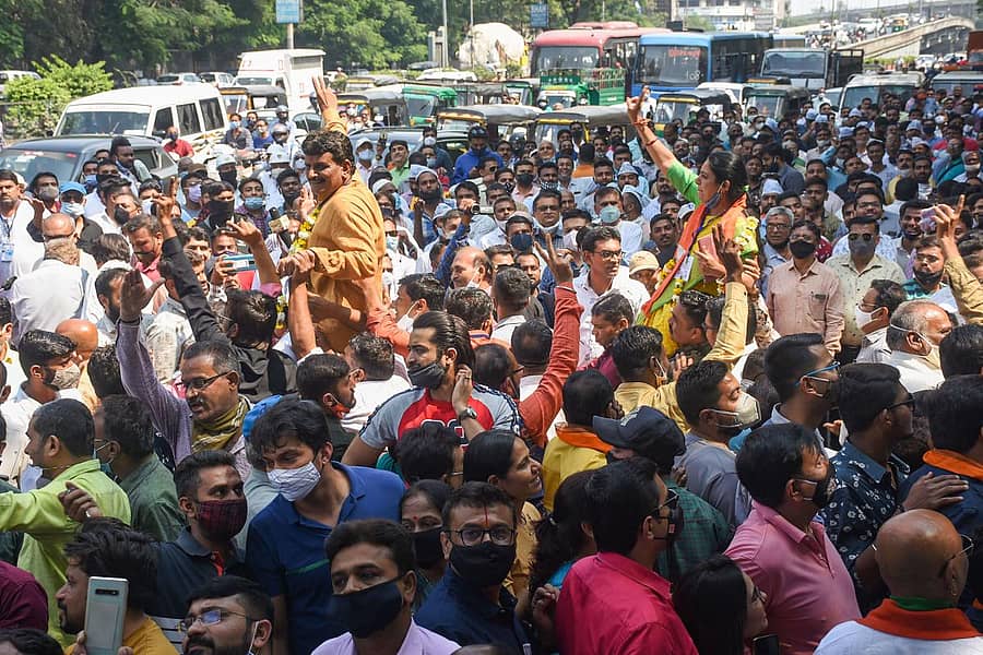 ಗುಜರಾತ್‌ನ ಸೂರತ್‌ ನಗರಪಾಲಿಕೆಗೆ ನಡೆದ ಚುನಾವಣೆಯಲ್ಲಿ ಗೆದ್ದ ಬಿಜೆಪಿ ಅಭ್ಯರ್ಥಿಗಳು ವಿಜಯೋತ್ಸವ ಆಚರಿಸಿದರು