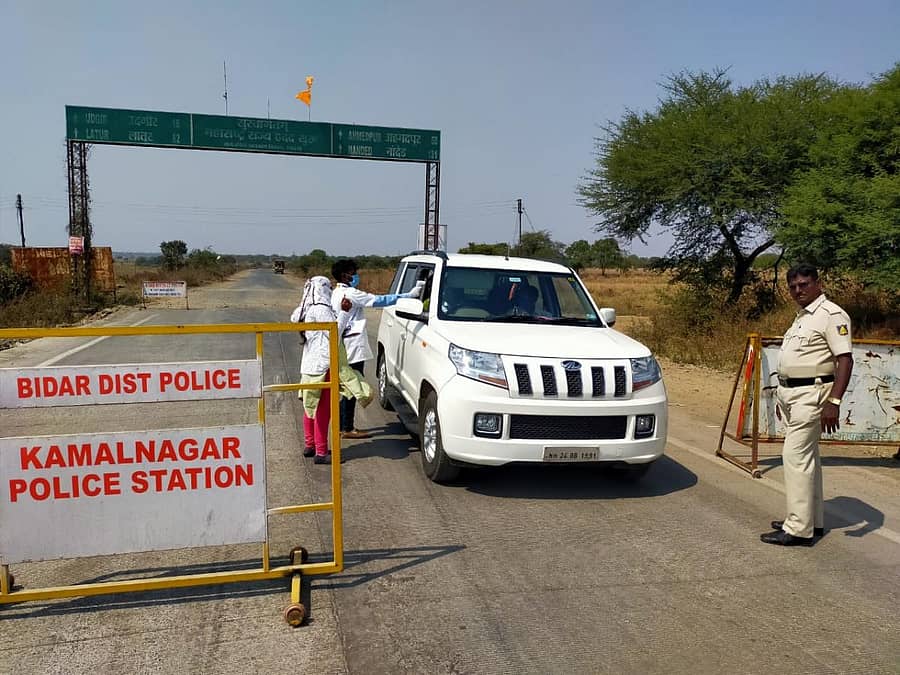 ಬೀದರ್ ಜಿಲ್ಲೆ ಕಮಲನಗರ ಗಡಿಯಲ್ಲಿ ಥರ್ಮಲ್ ಸ್ಕ್ರೀನಿಂಗ್ ಮೂಲಕ ಕಾರು ಚಾಲಕನ ಆರೋಗ್ಯ ತಪಾಸಣೆ ನಡೆಸಿದ ವೈದ್ಯಕೀಯ ಸಿಬ್ಬಂದಿ