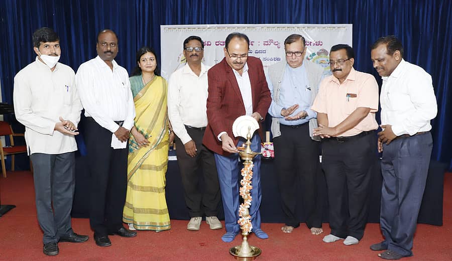 ಬೆಳಗಾವಿಯ ಆರ್ಸಿಯುನಲ್ಲಿ ಮಂಗಳವಾರ ನಡೆದ ರತ್ನಾಕರವರ್ಣಿ: ಮೌಲ್ಯಪ್ರಮೇಯ ದರ್ಶನ’ ಕುರಿತ ರಾಷ್ಟ್ರೀಯ ವಿಚಾರಸಂಕಿರಣವನ್ನು ಕುಲಪತಿ ಪ್ರೊ.ಎಂ. ರಾಮಚಂದ್ರಗೌಡ ಉದ್ಘಾಟಿಸಿದರು