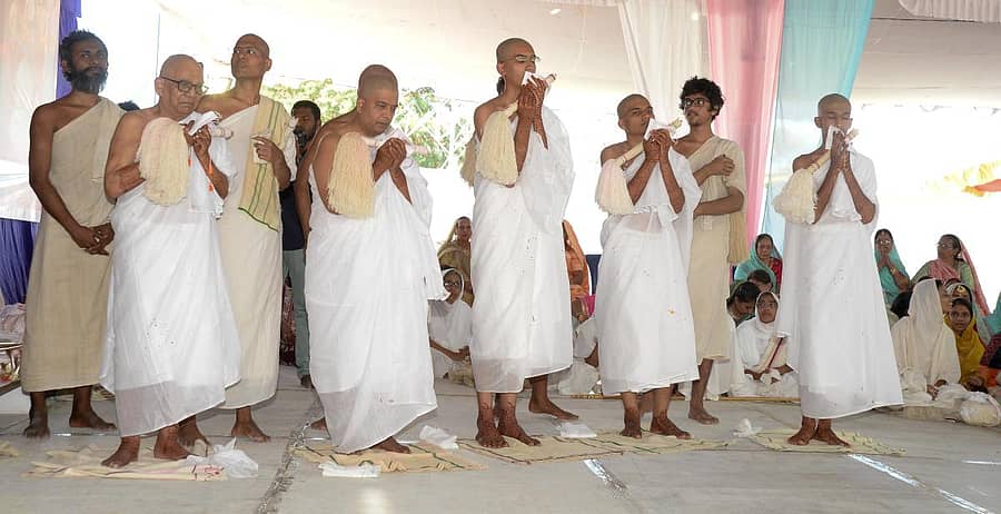 ದಾವಣಗೆರೆ ಬಳಿಯ ಅವರಗೆರೆಯ ಜೈನ ದೇವಸ್ಥಾನದಿಂದ ನಡೆದ ಪಾದಯಾತ್ರೆಯ ನಂತರ ಸನ್ಯಾಸ ದೀಕ್ಷೆಯ ಧಾರ್ಮಿಕ ವಿಧಿ ವಿದಾನವನ್ನು ನೆರವೇರಿಸುತ್ತಿರುವ ಒಂದೇ ಕುಟುಂಬದಿಂದ ದೀಕ್ಷೆ ಪಡೆದ ಜೈನರು –ಪ್ರಜಾವಾಣಿ ಚಿತ್ರ/ ಸತೀಶ ಬಡಿಗೇರ್