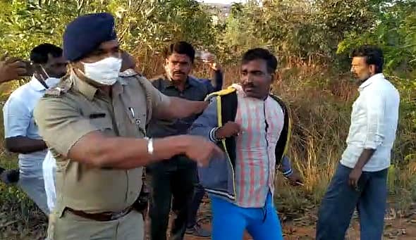 ಸ್ಥಳೀಯ ವ್ಯಕ್ತಿಯನ್ನು ಸ್ಥಳದಿಂದ ಕರೆದೊಯ್ದ ಪೊಲೀಸರು