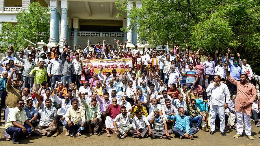 ಕಲಬುರ್ಗಿ ಜಿಲ್ಲಾ ಬ್ರಾಹ್ಮಣ ಸಂಘದ ಸದಸ್ಯರು ಮಂಗಳವಾರ ಜಿಲ್ಲಾಧಿಕಾರಿ ಕಚೇರಿಯ ಎದುರು ಪ್ರತಿಭಟನೆ ಮಾಡಿದರು