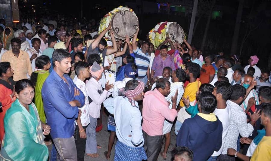 ಪಾಂಡವಪುರ ತಾಲ್ಲೂಕಿನ ಚಿಕ್ಕಾಡೆ ಗ್ರಾಮದಲ್ಲಿ ಸೋಮವಾರ ರಾತ್ರಿ ದೇವೀರಮ್ಮನ ಹೆಬ್ಬಾರೆ ಉತ್ಸವವು ಸಂಭ್ರಮದಿಂದ ನಡೆಯಿತು