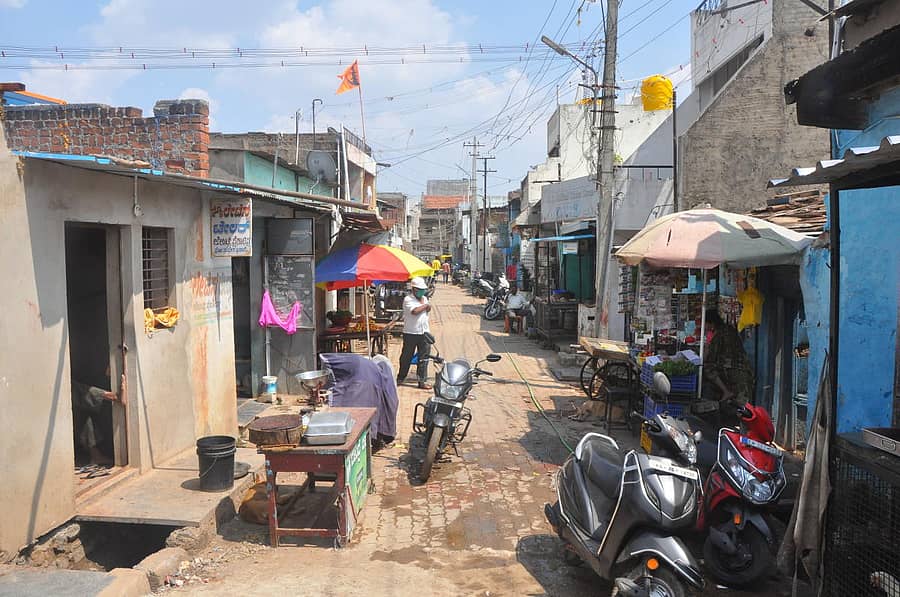 ಜವಳಿ ಗಲ್ಲಿಯಲ್ಲಿ ಮನೆ ಮುಂದೆಯೇ ಕೋಳಿ ಮಾಂಸ ಮಾರಾಟ ನಡೆಯುತ್ತಿದೆ.