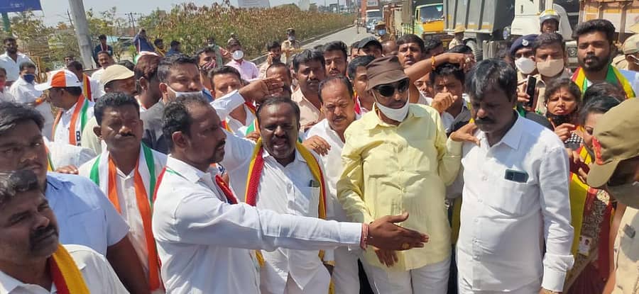 ಆನೇಕಲ್ ತಾಲ್ಲೂಕಿನ ಅತ್ತಿಬೆಲೆ ಗಡಿಯಲ್ಲಿ ತಮಿಳುನಾಡು ಸರ್ಕಾರ ಅಕ್ರಮವಾಗಿ ಕೈಗೊಂಡಿರುವ ನದಿ ಯೋಜನೆಯನ್ನು ವಿರೋಧಿಸಿ ಕನ್ನಡ ಪರ ಸಂಘಟನೆಗಳು ಹೋರಾಟಗಾರರು ಪ್ರತಿಭಟನೆ ನಡೆಸಿದರು