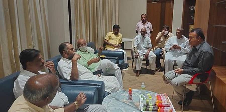 ದಾವಣಗೆರೆ ಜಿಎಂಐಟಿ ಅತಿಥಿಗೃಹದಲ್ಲಿ ಮಂಗಳವಾರ ರಾತ್ರಿ ಬಿಜೆಪಿ ನಾಯಕರೊಂದಿಗೆ ಚರ್ಚೆ ನಡೆಸುತ್ತಿರುವ ದೇವರಮನಿ ಶಿವಕುಮಾರ್