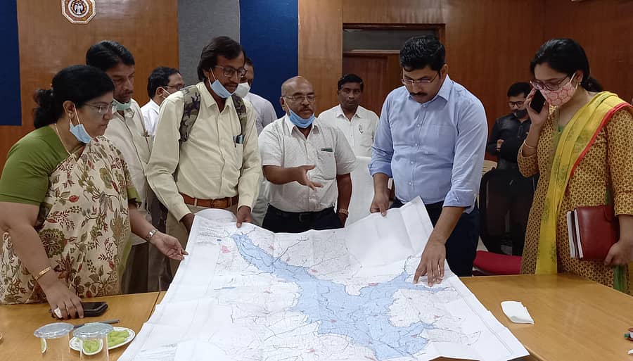 ಬೀದರ್ನ ಜಿಲ್ಲಾಧಿಕಾರಿ ಕಚೇರಿ ಸಭಾಂಗಣದಲ್ಲಿ ಕಾರಂಜಾ ಯೋಜನೆಯ ಅಧಿಕಾರಿಗಳ ಸಭೆ ನಡೆಸಿದ ನಂತರ ನೀಲನಕ್ಷೆ ವೀಕ್ಷಿಸಿದ ಜಿಲ್ಲಾಧಿಕಾರಿ ರಾಮಚಂದ್ರನ್ ಆರ್., ಜಿಲ್ಲಾ ಪಂಚಾಯಿತಿ ಸಿಇಒ ಜಹೀರಾ ನಸೀಮ್ ಹಾಗೂ ಬೀದರ್ ಉಪ ವಿಭಾಗಾಧಿಕಾರಿ ಗರಿಮಾ ಪನ್ವಾರ್ ಇದ್ದರು