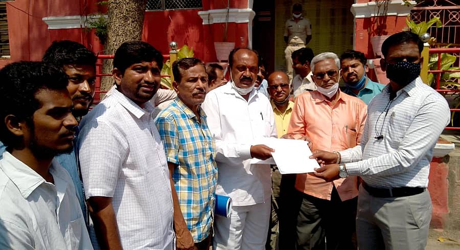 ರಾಯಚೂರಿನ ಸೂರ್ಯವಂಶ ಕ್ಷತ್ರಿಯ ಕಾಟಿಕ ಸಮಾಜದ ಮುಖಂಡರು ಬುಧವಾರ ಜಿಲ್ಲಾಡಳಿತದ ಮೂಲಕ ಮುಖ್ಯಮಂತ್ರಿಗೆ ಮನವಿ ಸಲ್ಲಿಸಿದರು