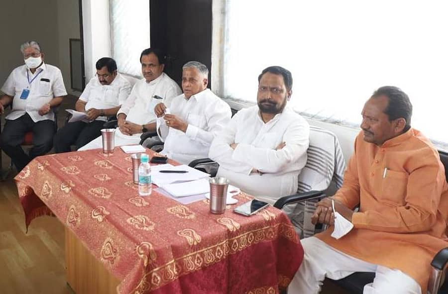 ಬೆಂಗಳೂರಿನಲ್ಲಿ ನಡೆದ ಬಸವಕಲ್ಯಾಣ ವಿಧಾನಸಭಾ ಕ್ಷೇತ್ರದ ಟಿಕೆಟ್ ಆಕಾಂಕ್ಷಿಗಳ ಸಭೆಯಲ್ಲಿ ರಘುನಾಥರಾವ್ ಮಲ್ಕಾಪುರೆ, ರಾಜಕುಮಾರ ಪಾಟೀಲ ತೇಲ್ಕೂರ್, ಭಗವಂತ ಖೂಬಾ, ವಿ. ಸೋಮಣ್ಣ, ಲಕ್ಷ್ಮಣ ಸವದಿ, ಪ್ರಭು ಚವಾಣ್ ಪಾಲ್ಗೊಂಡಿದ್ದರು