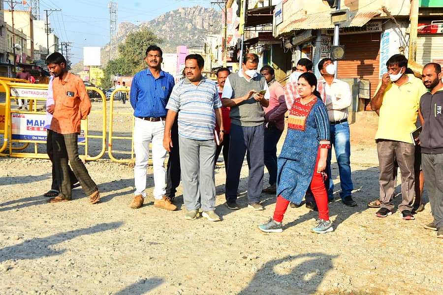 ಚಿತ್ರದುರ್ಗದ ಹೊಳಲ್ಕೆರೆ ರಸ್ತೆಯಲ್ಲಿ ನಡೆಯುತ್ತಿರುವ ಕಾಮಗಾರಿಯನ್ನು ಜಿಲ್ಲಾಧಿಕಾರಿ ಕವಿತಾ ಎಸ್.ಮನ್ನಿಕೇರಿ ಅವರು ಬುಧವಾರ ವೀಕ್ಷಿಸಿದರು. ಲೋಕೋಪಯೋಗಿ ಇಲಾಖೆ ಕಾರ್ಯಪಾಲಕ ಎಂಜಿನಿಯರ್ ಸತೀಶ್ಬಾಬು, ನಗರಸಭೆ ಆಯುಕ್ತ ಜೆ.ಟಿ.ಹನುಮಂತರಾಜು ಇದ್ದಾರೆ.