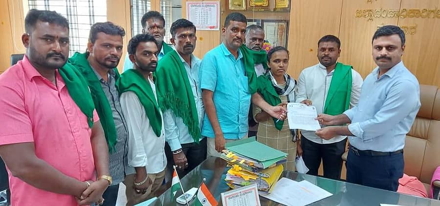 ಜಿಲ್ಲಾ ಕೇಂದ್ರದ ಎಪಿಎಂಸಿ ಸ್ಥಳಾಂತರಕ್ಕೆ ಅಗತ್ಯವಿರುವ ಜಮೀನು ಮಂಜೂರು ಮಾಡುವಂತೆ ರಾಜ್ಯ ರೈತ ಸಂಘ ಮತ್ತು ಹಸಿರು ಸೇನೆ ಸದಸ್ಯರು ಕೋಲಾರದಲ್ಲಿ ಬುಧವಾರ ಜಿಲ್ಲಾಧಿಕಾರಿ ಆರ್‌.ಸೆಲ್ವಮಣಿ ಅವರಿಗೆ ಮನವಿ ಸಲ್ಲಿಸಿದರು.