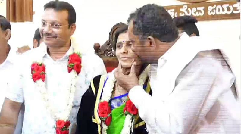 ಪತಿ ಮಾದೇಗೌಡ ಅವರು ಮೇಯರ್ ಆಗಿರುವ ಪತ್ನಿ ರುಕ್ಮಿಣಿಗೆ ಮುತ್ತು ಕೊಟ್ಟರು
