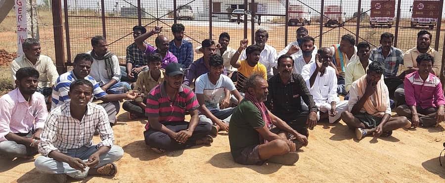 ಬಾಗೇಪಲ್ಲಿ ತಾಲ್ಲೂಕಿನ ಪುಟ್ಟಪರ್ತಿ ಗ್ರಾಮದ ಹೊರವಲಯದಲ್ಲಿನ ಜಿಲೆಟಿನ್ ಘಟಕದ ಮುಂದೆ ಪುಟ್ಟಪರ್ತಿ, ಅಬಕವಾರಿಪಲ್ಲಿ ಗ್ರಾಮಸ್ಥರು ಪ್ರತಿಭಟನೆ ಮಾಡಿದರು