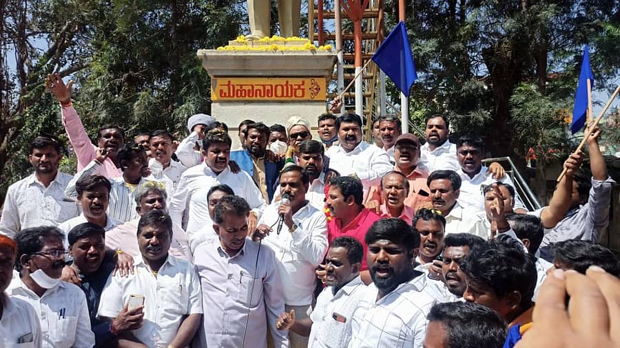 ಹೊಸಕೋಟೆಗೆ ಆಗಮಿಸಿದ ಮಾದಿಗ ಚೈತನ್ಯ ರಥಯಾತ್ರೆಗೆ ಅದ್ದೂರಿ ಸ್ವಾಗತ ನೀಡಲಾಯಿತು