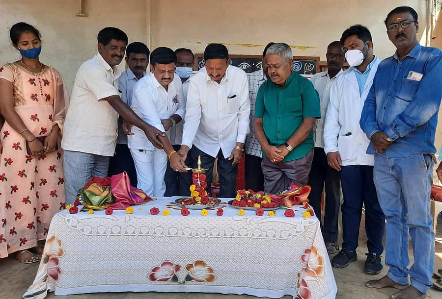 ಸೂಲಿಬೆಲೆ ಜೇನುಗೂಡು ರೂರಲ್ ಡೆವಲಪ್ಮೆಂಟ್ ಆ್ಯಂಡ್ ಕಲ್ಚರಲ್ ಟ್ರಸ್ಟ್, ದೃಷ್ಟಿ ಆಪ್ಟಿಕಲ್ಸ್ ಸಹಯೋಗದಲ್ಲಿ ಜನತಾ ಕಾಲೊನಿಯ ಸರ್ಕಾರಿ ಶಾಲೆಯ ಆವರಣದಲ್ಲಿ ನಡೆದ ಕಣ್ಣಿನ ತಪಾಸಣಾ ಶಿಬಿರ ಉದ್ಘಾಟಿಸಿದ ಗಣ್ಯರು