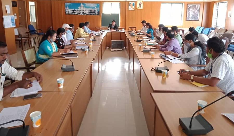 ಸಭೆಯಲ್ಲಿ ಹೆಚ್ಚುವರಿ ಜಿಲ್ಲಾಧಿಕಾರಿ ಜಗದೀಶ್ ಕೆ. ನಾಯ್ಕ್ ಹಾಗೂ ಅಧಿಕಾರಿಗಳು ಉಪಸ್ಥಿತರಿದ್ದರು