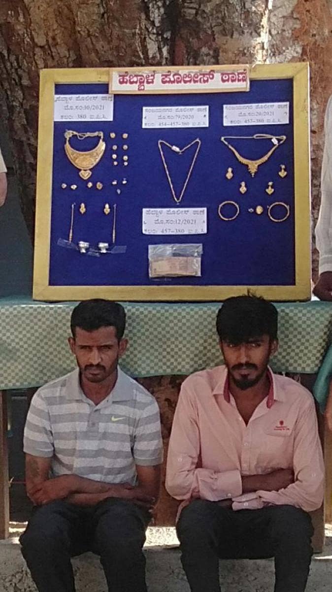 ಬಂಧಿತ ಆರೋಪಿಗಳು ಹಾಗೂ ಜಪ್ತಿ ಮಾಡಲಾದ ಚಿನ್ನಾಭರಣ