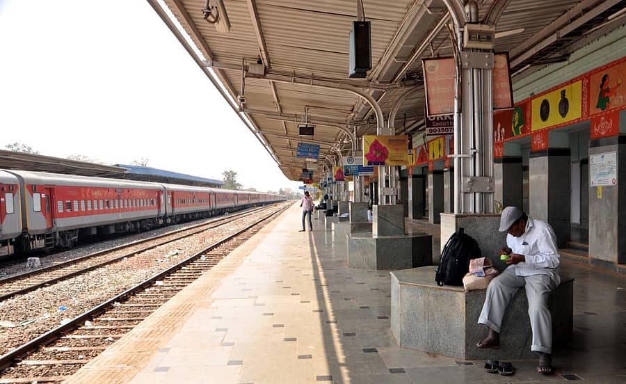 ಬೀದರ್ನ ರೈಲು ನಿಲ್ದಾಣ ಪ್ರಯಾಣಿಕರಿಲ್ಲದೆ ಬಿಕೋ ಎನ್ನುತ್ತಿರುವುದು/ ಚಿತ್ರ: ಗುರುಪಾದಪ್ಪ ಸಿರ್ಸಿ