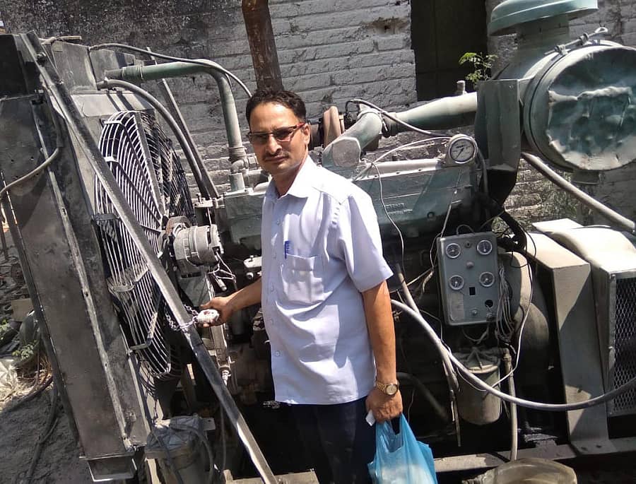 ಶಹಾಪುರ ತಾಲ್ಲೂಕಿನ ದೋರನಹಳ್ಳಿ ಗ್ರಾಮದ ಹತ್ತಿರ ಸರ್ವೇ ನಂಬರ 630ರಲ್ಲಿ ನಡೆಯುತ್ತಿರುವ ಕಲ್ಲು ಗಣಿಗಾರಿಕೆ ಸ್ಥಳದಲ್ಲಿ ಸ್ಥಾಪಿಸಿದ ಯಂತ್ರಗಳಿಗೆ ಬುಧವಾರ ಕೆಎಸ್ಐಐಡಿಸಿ ಅಧಿಕಾರಿಗಳ ತಂಡ ಬೀಗ ಹಾಕಿರುವುದು