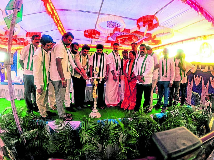 ಆನೇಕಲ್ ತಾಲ್ಲೂಕಿನ ಮುಗಳೂರಿನಲ್ಲಿ ನಡೆದ ಜೆಡಿಎಸ್ ಕಾರ್ಯಕ್ರಮವನ್ನು ಜೆಡಿಎಸ್ ರಾಜ್ಯ ಪ್ರಧಾನ ಕಾರ್ಯದರ್ಶಿ ಗೊಟ್ಟಿಗೆರೆ ಮಂಜುನಾಥ್ ಉದ್ಘಾಟಿಸಿದರು