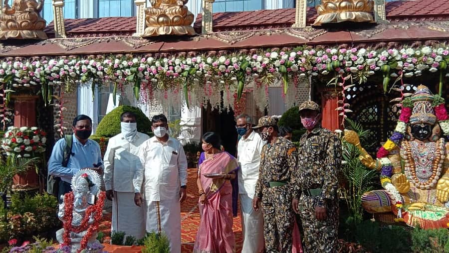 ಬಾಣಸವಾಡಿ ಮುಖ್ಯರಸ್ತೆಯ ಬಳಿಯ ರೇಣುಕಾ ಕಲ್ಯಾಣ ಮಂಟಪದಲ್ಲಿ ಬುಧವಾರ ಏರ್ಪಡಿಸಿದ್ದ ಮದುವೆ ಸಮಾರಂಭಕ್ಕೆ ಭೇಟಿ ನೀಡಿದ ಮಾರ್ಷಲ್ಗಳು ಕೋವಿಡ್ ನಿಯಂತ್ರಣಕ್ಕಾಗಿ ವಹಿಸಬೇಕಾದ ಮುನ್ನೆಚ್ಚರಿಕೆಗಳ ಬಗ್ಗೆ ಮಾಹಿತಿ ನೀಡಿದರು