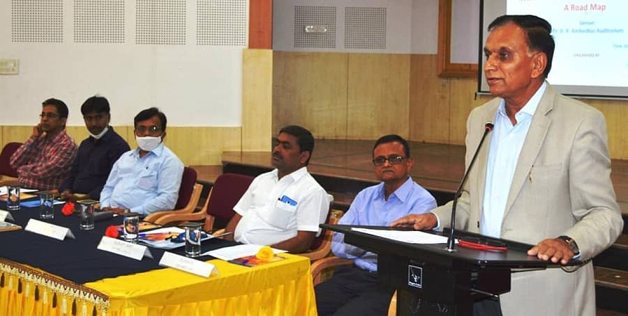 ಕಾಲೇಜುಗಳ ಮಾನ್ಯತೆ ಮತ್ತು ಮೌಲ್ಯಮಾಪನ ಮಾರ್ಗಸೂಚಿ ಕುರಿತು ಬಳ್ಳಾರಿಯ ವಿಜಯನಗರ ಶ್ರೀ ಕೃಷ್ಣ ದೇವರಾಯ ವಿಶ್ವವಿದ್ಯಾಲಯದಲ್ಲಿ ಗುರುವಾರ ಏರ್ಪಡಿಸಿದ್ದ ಕಾರ್ಯಾಗಾರವನ್ನು ಉದ್ಘಾಟಿಸಿ ಕುಲಪತಿ ಪ್ರೊ. ಸಿದ್ದು. ಪಿ. ಅಲಗೂರು ಮಾತನಾಡಿದರು. 