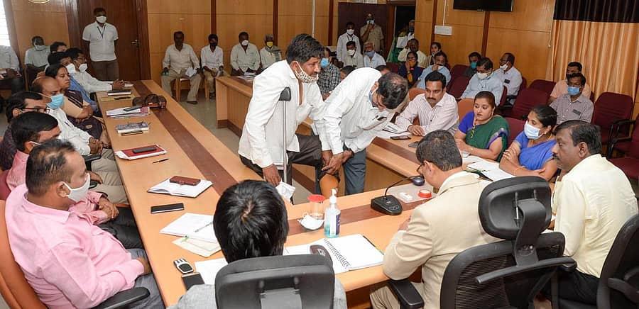 ದಾವಣಗೆರೆಯಲ್ಲಿ ಗುರುವಾರ ನಡೆದ ಜನಸ್ಪಂದನ ಸಭೆಯಲ್ಲಿ ಪಿಂಚಣಿ ಮೊತ್ತವನ್ನು ಹೆಚ್ಚಿಸುವಂತೆ ಮನವಿ ಮಾಡಿದ ಅಂಗವಿಕಲರೊಬ್ಬರು ತಮ್ಮ ಕಾಲು ತುಂಡಾಗಿರುವುದನ್ನು ಜಿಲ್ಲಾಧಿಕಾರಿ ಮಹಾಂತೇಶ ಬೀಳಗಿ ಅವರಿಗೆ ತೋರಿಸಿದರು. –ಪ್ರಜಾವಾಣಿ ಚಿತ್ರ