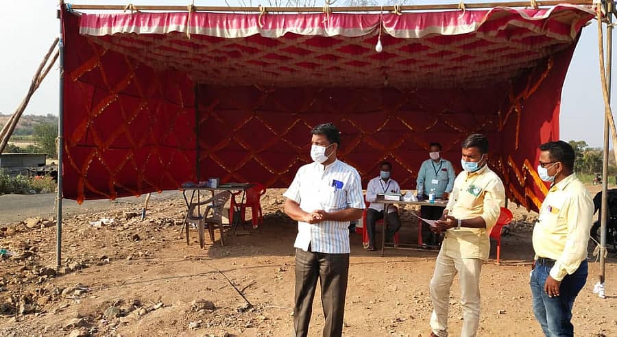 ಬಸವಕಲ್ಯಾಣ ತಾಲ್ಲೂಕಿನ ಚಂಡಕಾಪುರ ಸಮೀಪ ರಾಷ್ಟ್ರೀಯ ಹೆದ್ದಾರಿ ಬದಿಯಲ್ಲಿ ಗುರುವಾರ ಟೆಂಟ್ ಹಾಕಲಾಗಿದ್ದು, ಆರೋಗ್ಯ ಇಲಾಖೆಯ ಸಿಬ್ಬಂದಿ ಮಹಾರಾಷ್ಟ್ರದಿಂದ ಬರುವ ವ್ಯಕ್ತಿಗಳ ತಪಾಸಣೆ ನಡೆಸಿ ಅವರ ಹೆಸರುಗಳನ್ನು ದಾಖಲಿಸಿಕೊಳ್ಳುತ್ತಿದ್ದಾರೆ