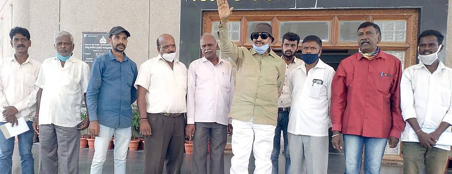 ವಾಟಾಳ್ ನಾಗರಾಜ್ ಹಾಗೂ ಅವರ ಬೆಂಬಲಿಗರು ಜಿಲ್ಲಾಡಳಿತ ಭವನದ ಮುಂದೆ ಪ್ರತಿಭಟನೆ ನಡೆಸಿದರು