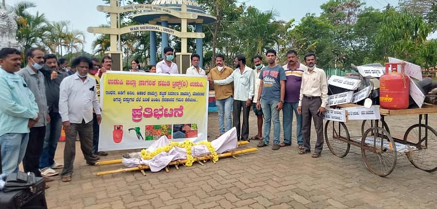 ಪೆಟ್ರೋಲ್, ಡೀಸೆಲ್, ಸಿಲಿಂಡರ್ ಬೆಲೆ ಏರಿಕೆ, ಅಗತ್ಯ ವಸ್ತುಗಳ ದರ ಹೆಚ್ಚಳ ವಿರೋಧಿಸಿ ಉಡುಪಿ ಜಿಲ್ಲಾ ನಾಗರಿಕ ಸಮಿತಿಯಿಂದ ಗುರುವಾರ ವಿಭಿನ್ನವಾಗಿ ಪ್ರತಿಭಟನೆ ನಡೆಸಲಾಯಿತು.