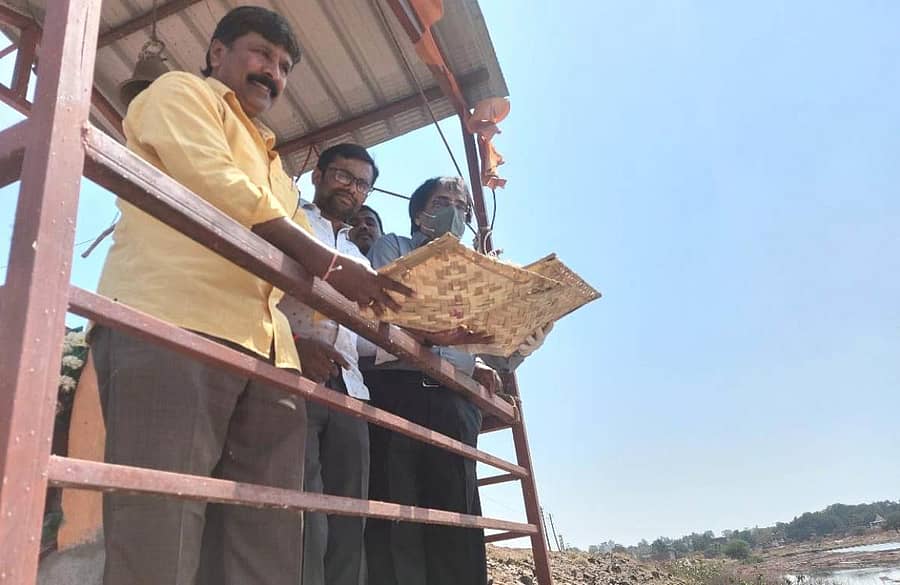 ಮಾಜಿ ಶಾಸಕ ಅಶೋಕ ಖೇಣಿ ಅವರು ಬೀದರ್ ತಾಲ್ಲೂಕಿನ ಮನ್ನಳ್ಳಿ ಗ್ರಾಮದ ಕೆರೆಗೆ ಬಾಗಿನ ಅರ್ಪಿಸಿದರು