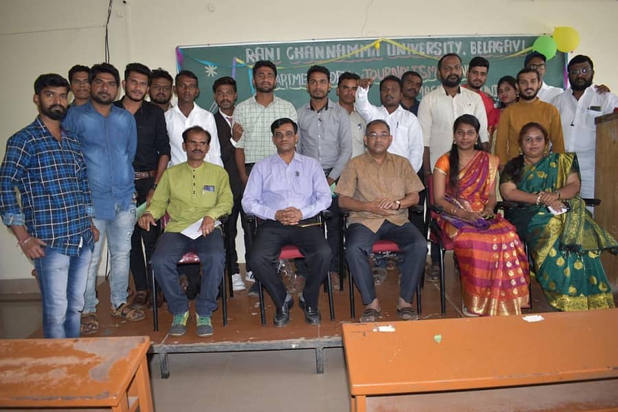 ಬೆಳಗಾವಿಯ ಆರ್ಸಿಯು ಸಂವಹನ ಮತ್ತು ಪತ್ರಿಕೋದ್ಯಮ ವಿಭಾಗದಲ್ಲಿ ಗುರುವಾರ ನಡೆದ ಸಂವಹನ ಕೂಟ ಉದ್ಘಾಟನೆ ಕಾರ್ಯಕ್ರಮದಲ್ಲಿ ಮುಖ್ಯ ಅತಿಥಿಯಾಗಿ ಭಾಗವಹಿಸಿದ್ದ ವಾರ್ತಾ ಮತ್ತು ಸಾರ್ವಜನಿಕ ಸಂಪರ್ಕ ಇಲಾಖೆ ಉಪ ನಿರ್ದೇಶಕ ಗುರುನಾಥ ಕಡಬೂರ ಅವರೊಂದಿಗೆ ಬೋಧಕರು ಹಾಗೂ ವಿದ್ಯಾರ್ಥಿಗಳು ಇದ್ದಾರೆ