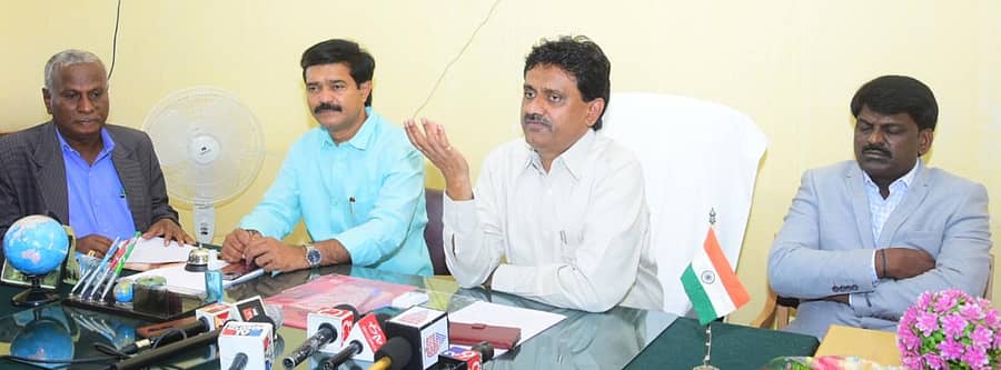 ಹಾವೇರಿ ತಾಲ್ಲೂಕು ಕೆರಿಮತ್ತಿಹಳ್ಳಿ ಸ್ನಾತಕೋತ್ತರ ಕೇಂದ್ರದಲ್ಲಿ ಗುರುವಾರ ಕರ್ನಾಟಕ ವಿಶ್ವವಿದ್ಯಾಲಯದ ಕುಲಪತಿ ಪ್ರೊ.ಕೆ.ಬಿ.ಗುಡಸಿ ಮಾತನಾಡಿದರು